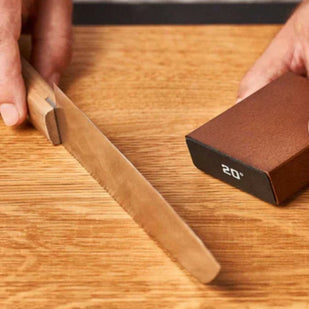 Przymocuj nóż do magnetycznego uchwytu